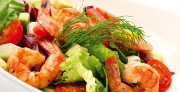 Cezar salata sa škampima kod kuće - klasičan recept